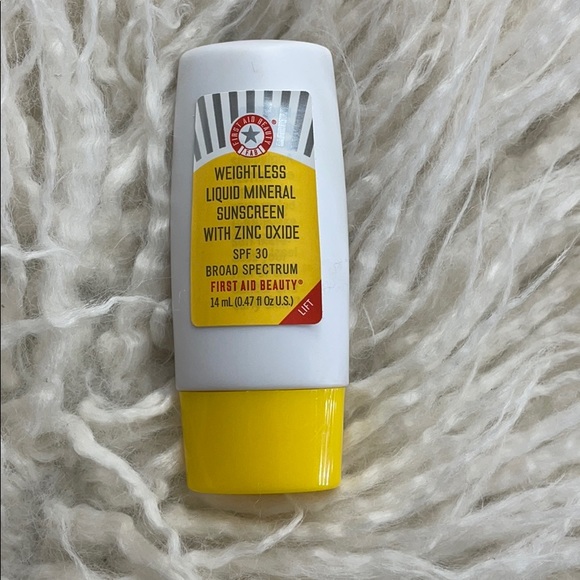 First Aid Beauty Weightless Liquid Mineral SPF 30 - Picture 2 of 7